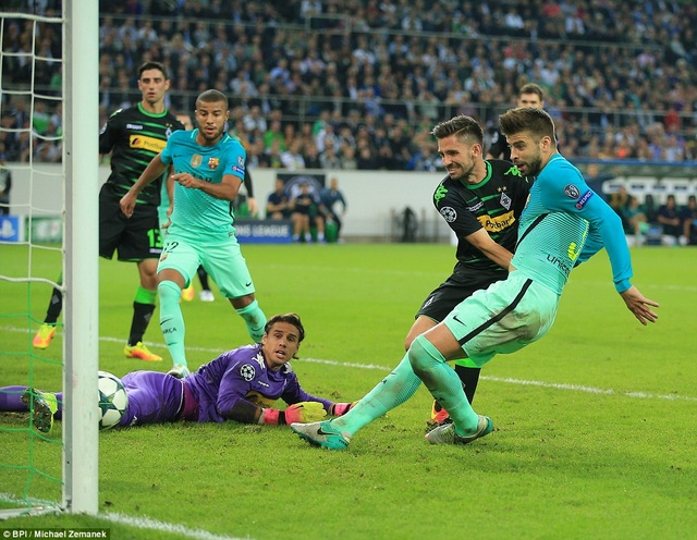 Barcelona ngược dòng đánh bại Monchengladbach tại Đức - 3
Pique ấn định thắng lợi 2-1 chung cuộc cho Barcelona tại Borussi Park