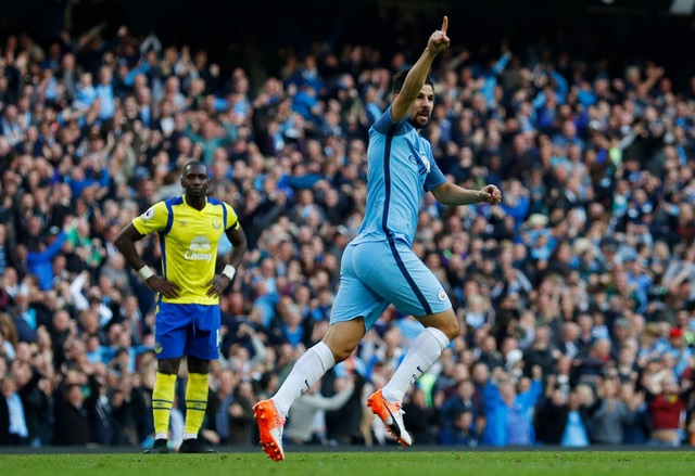 Nhìn lại trận hòa cay đắng của Man City trước Everton - 17
Nolito ăn mừng bàn thắng. Tiền đạo người Tây Ban Nha mới chỉ vào sân có hai phút trước khi ghi bàn