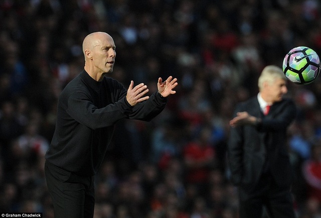 Arsenal vươn lên bằng điểm đội đầu bảng Man City - 3
Tân HLV Bradley của Swansea