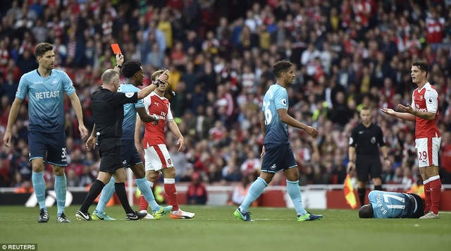 Arsenal vươn lên bằng điểm đội đầu bảng Man City - 4
Xhaka nhận thẻ đỏ sau khi phạm lỗi với Barrow
