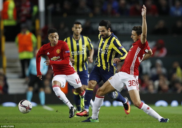 Pogba lập cú đúp, MU vùi dập Fenerbahce - 2
Volkan Sen (giữa) đi bóng trong sự truy cản của Lingard (trái) và Darmian (phải)