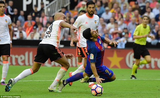 Valencia 2-3 Barcelona: Cú đúp của Messi - 2
Luis Suarez ghi 1 bàn, nhưng anh bỏ lỡ khá nhiều cơ hội ở trận đấu này