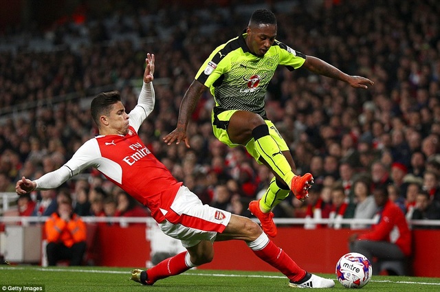 Oxlade-Chamberlain lập cú đúp, Arsenal vào tứ kết League Cup - 2
Gabriel cản phá pha đi bóng của Harriott
