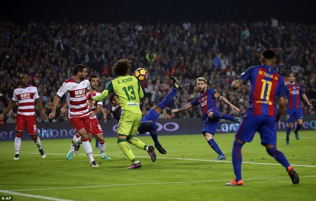 Đánh bại Granada, Barcelona giành ngôi nhì bảng La Liga - 4
Rafinha móc bóng ghi bàn mang về 3 điểm quan trọng cho Barcelona