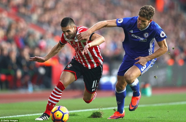Hazard, Costa giúp Chelsea bám đuổi ngôi đầu bảng - 2
Alonso (phải) đeo bám Tadic