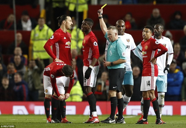 MU chia điểm với West Ham trên sân nhà - 1
Pogba (giữa) nhận thẻ vàng từ trọng tài Moss