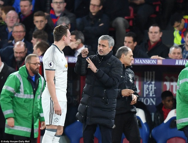 Ibra ghi bàn muộn, MU đánh bại Crystal Palace - 3
Mourinho (giữa) nhắc nhở Jones