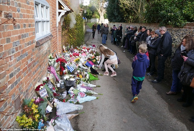 
Người hâm mộ vẫn tới đặt hoa tưởng nhớ tại biệt thự ở Oxfordshire của George Michael.
