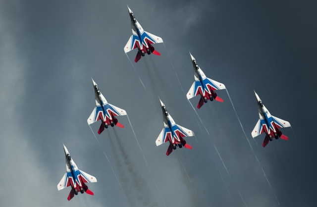 
Các máy bay chiến đấu đa năng MiG-29 của đội nhào lộn Swifts trình diễn trong khuôn khổ triển lãm Quân đội-2016 ở ngoại ô Moscow, Nga. (Ảnh: Sputnik)
