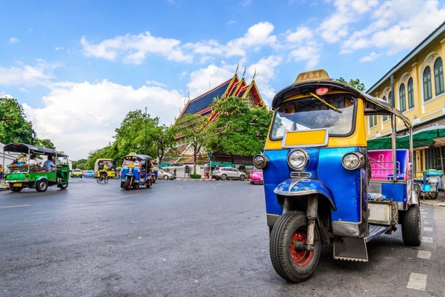 Tuk tuk cũng là phương tiện phổ biến trên khắp đường phố Bangkok, được nhiều du khách lựa chọn. Phương tiện này dễ đi lại, thoáng mát, phù hợp việc ngắm cảnh đường phố. Tuy nhiên, du khách nên lưu ý, trước khi lên xe tuk tuk, bạn cần trả giá với tài xế lái xe để tránh bị nói thách.