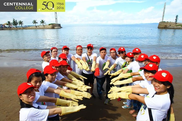 Tổng thống Canada gửi thông điệp môi trường tới sinh viên Centennial College - 4
Tại Việt Nam, tân sinh viên của Centennial College cũng hưởng ứng nhiệt tình bằng hoạt động cộng đồng tham gia làm sạch biển Đồ Sơn. Hoạt động ý nghĩa này thể hiện ý thức trách nhiệm và ý nghĩa xã hội lớn lao đối với giới trẻ không chỉ riêng ở Việt Nam.