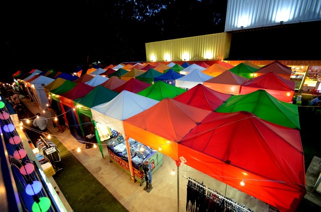 Chợ Container rực rỡ nhiều màu sắc hút hồn giới trẻ Sài Gòn - 4 Phần lều bạt được thiết kế như những khối rubik. Đây là phần cơ động nhất của khu chợ do có thể di chuyển.