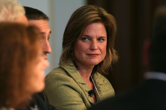 Những gương mặt chủ chốt trong bộ máy tranh cử của Hillary Clinton - 3
Bà Jennifer Palmieri, 49 tuổi, đã phục vụ tại Nhà Trắng trong chính quyền Tổng thống Bill Cllinton. Tuy nhiên, sự nghiệp của bà chỉ thực sự thăng hoa dưới thời Tổng thống Obama, khi bà được bổ nhiệm làm giám đốc truyền thông. Năm ngoái, bà Palmieri đã từ chức để hỗ trợ bà Clinton tranh cử tổng thống. Hiện bà Palmieri cũng là giám đốc truyền thông trong chiến dịch của Hillary Clinton. (Ảnh: Bloomberg)