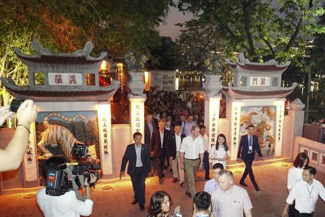 Hoàng tử William thăm đền Ngọc Sơn - 13
Rất đông người hâm mộ đã chờ đợi bên ngoài để đón Hoàng tử. (Ảnh: Hữu Nghị)