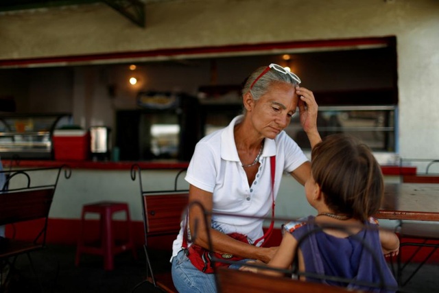Venezuela "vùng vẫy" trong khủng hoảng đổi tiền - 5
Theo hãng tin Reuters, do kinh tế khó khăn, số lượng các gia đình cho đi con cái vì không nuôi nổi đã tăng lên.