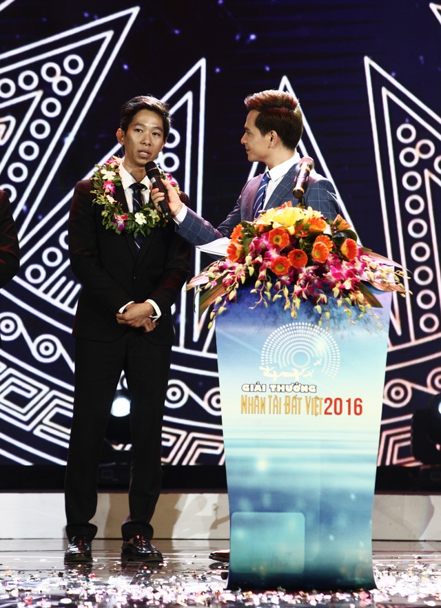 Nhân tài Đất Việt 2016 vinh danh 2 giải Nhất Công nghệ thông tin - 8
Đại diện nhóm nhận giải Nhất lĩnh vực CNTT chia sẻ cảm xúc sau khi nhận giải.