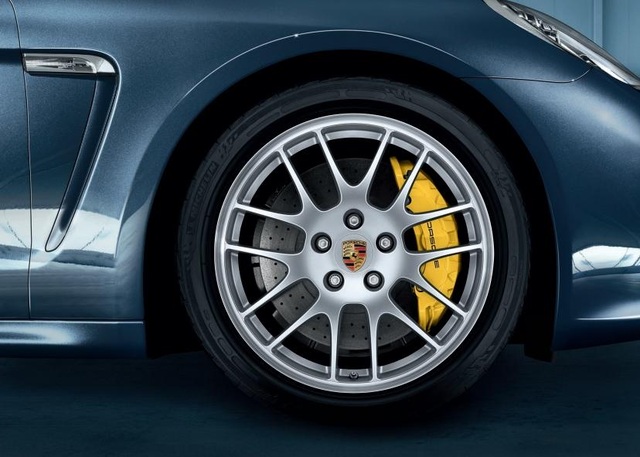 Những tuỳ chọn đắt hơn một chiếc xe mới - 8
Bộ phanh đĩa gốm này của Panamera có giá chỉ kém chiếc Fiat Punto khoảng 50 bảng.