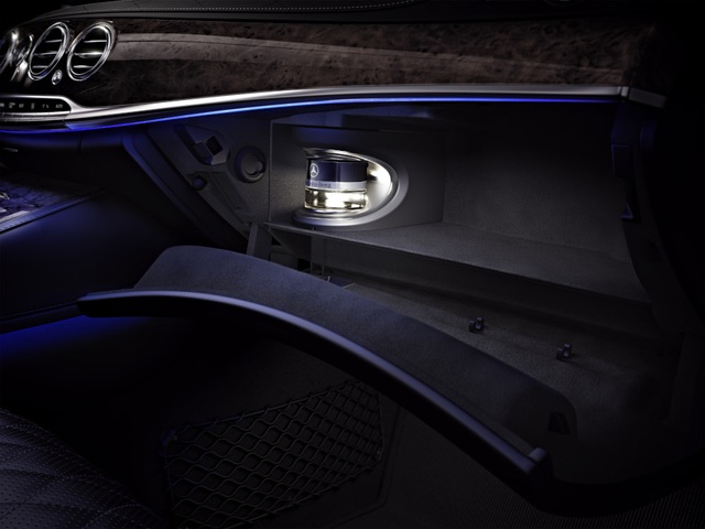 Xe đưa đón hạng sang: Mercedes-Benz tiếp tục được đại gia lựa chọn - 6
Hệ thống AIR-BALANCE với bộ lọc không khí cao cấp, chức năng ion hóa oxy và tạo hương thơm