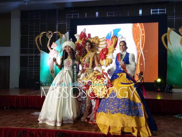 Nam Em giành giải Hoa hậu ăn ảnh nhất tại Hoa hậu Trái đất 2016 - 7
Ba thí sinh xuất sắc của khu vực châu Âu trong phần thi trang phục dân tộc.