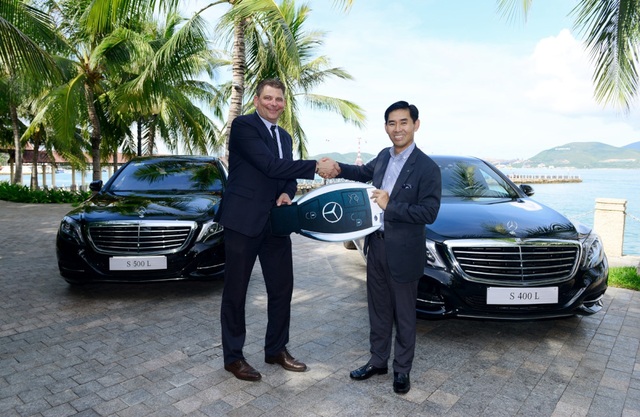 Xe đưa đón hạng sang: Mercedes-Benz tiếp tục được đại gia lựa chọn - 7
Ông Choi Duk Jun (bên phải) bàn giao 2 chiếc S-Class cho đại diện VinPearl Nha Trang Bay Resort & Villas