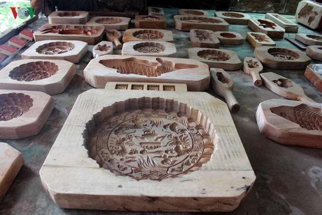 Khám phá nghề đúc khuôn bánh Trung thu giữa phố cổ Hà Nội - 7
Cửa hàng ông Quang có đầy đủ các chủng loại khuôn, từ to đến nhỏ, họa tiết từ đơn giản đến phức tạp.