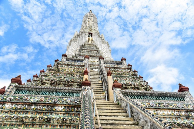 Bạn cũng đừng nên bỏ lỡ ngắm nhìn khoảnh khắc chùa Wat Arun hay còn gọi là chùa Bình Minh, nằm tọa lạc ở bờ  tây sông Chao Phraya, lộng lẫy dưới ánh nắng buổi sớm. Đây cũng là một trong những ngôi chùa đẹp nhất Bangkok.