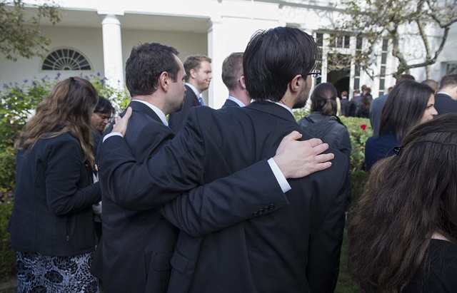 Nhân viên Nhà Trắng bật khóc khi ông Obama phát biểu sau bầu cử - 8
Các nhân viên khoác vai nhau chia sẻ, động viên. Nhiệm kỳ của ông Obama sẽ chính thức kết thúc vào trưa ngày 20/1/2017, thời điểm Tổng thống đắc cử Donald Trump nhậm chức. (Ảnh: EPA)