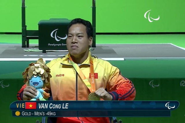 Khoảnh khắc xúc động khi giành HCV Paralympic của Lê Văn Công - 1
Niềm vui sướng của lực sỹ Lê Văn Công