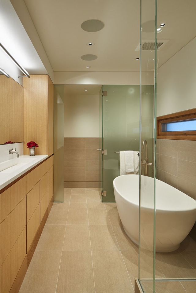Phòng tắm kết hợp phòng vệ sinh ở tầng một