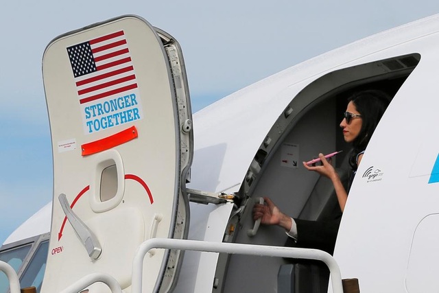 Nữ trợ lý xinh đẹp luôn sát cánh bên bà Clinton - 16
Abedin trên máy bay tranh cử của Hillary Clinton.