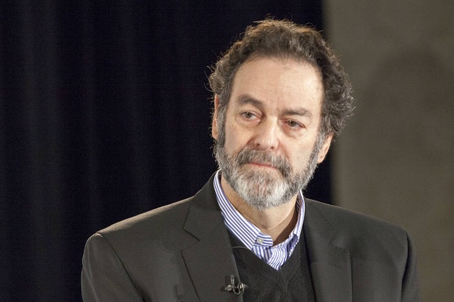 Những gương mặt chủ chốt trong bộ máy tranh cử của Hillary Clinton - 4
Joel Benenson, 64 tuổi, một nhà thăm dò và cố vấn, được biết đến với vai trò chiến lược gia trong các chiến dịch tranh cử tổng thống năm 2008 và 2012 của Barack Obama. Ông Benenson hiện là chiến lược gia chính cho chiến dịch tranh tranh cử của bà Clinton. (Ảnh: WSJ)