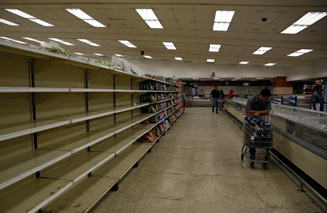 Venezuela "vùng vẫy" trong khủng hoảng đổi tiền - 8
Venezuela là một trong những nước sản xuất dầu thô lớn nhất thế giới nhưng giá dầu giảm mạnh trong những năm gần đây đã đẩy nền kinh tế quốc gia Nam Mỹ rơi vào khủng hoảng trầm trọng. Trong ảnh là cảnh gian hàng trống trơn tại một siêu thị.