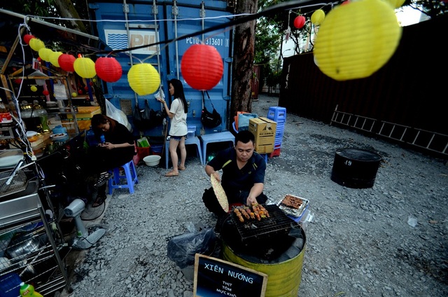 Chợ Container rực rỡ nhiều màu sắc hút hồn giới trẻ Sài Gòn - 8 Một góc ẩm thực của chợ Container.
