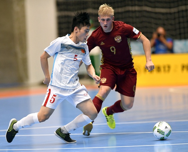 Việt Nam 0-7 Nga: Chênh lệch đẳng cấp - 4
Các cầu thủ Việt Nam luôn thua trong các tình huống tranh chấp tay đôi