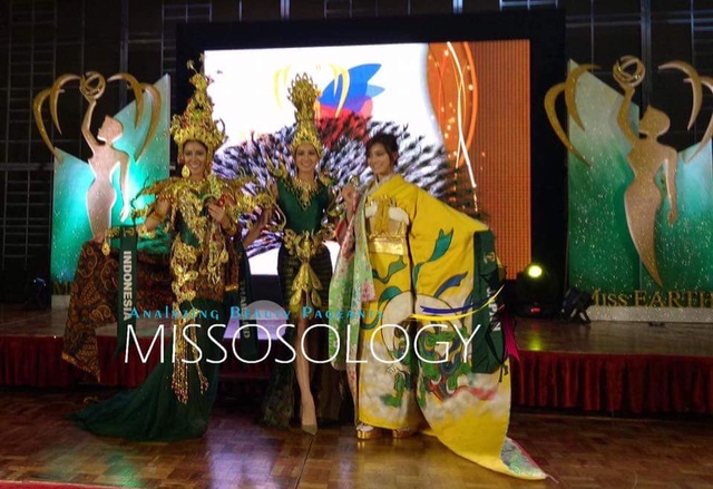 Nam Em giành giải Hoa hậu ăn ảnh nhất tại Hoa hậu Trái đất 2016 - 10
Ba thí sinh xuất sắc nhất khu vực châu Á và Châu Đại Dương trong phần thi trình diễn trang phục dân tộc