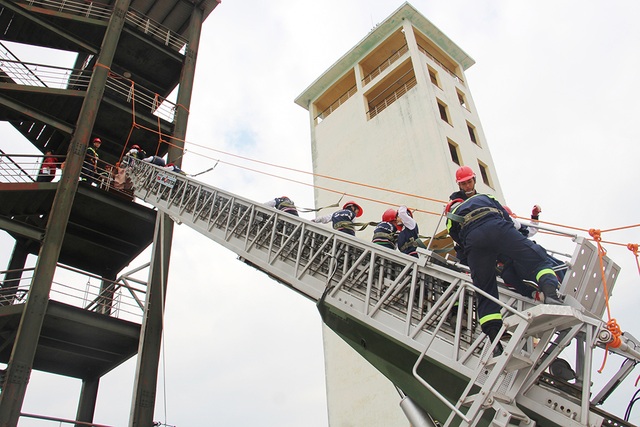"Thót tim" với trải nghiệm làm lính cứu hỏa của học sinh tiểu học - 10 "Thót tim" với trải nghiệm làm lính cứu hỏa của học sinh tiểu học - 10