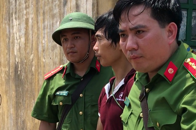 Hang ổ ẩn náu trong rừng già của nghi phạm thảm sát 4 người - 1
Sáng 6/9, lực lượng công an đưa nghi phạm Tẩn Láo Lở lên khu vực núi cao nơi y ẩn náu suốt hơn 20 ngày lẩn trốn pháp luật sau vụ thảm sát cướp đi 4 mạng người ở Phìn Ngan, xã Trịnh Tường, huyện Bát Xát, tỉnh Lào Cai.