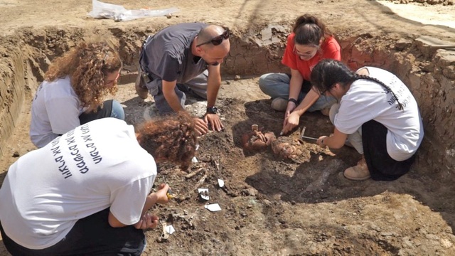 Khám phá bức tượng “nhà tư tưởng” 4.000 năm tuổi đáng kinh ngạc ở Israel - 3 Khám phá bức tượng “nhà tư tưởng” 4.000 năm tuổi đáng kinh ngạc ở Israel - 3