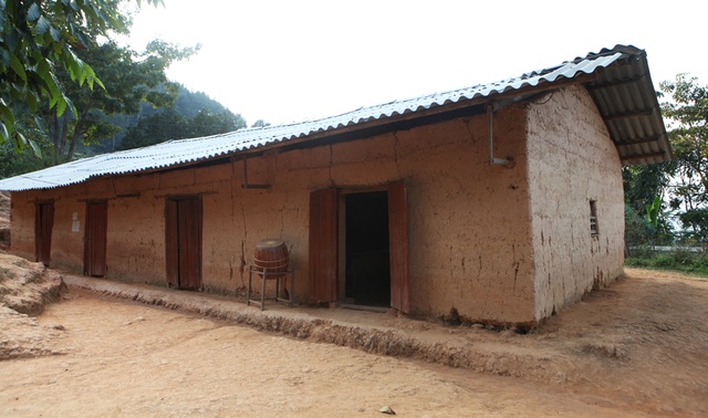 Xót xa lớp học đắp bằng đất của học trò nghèo vùng cao Hà Giang - 12 Xót xa lớp học đắp bằng đất của học trò nghèo vùng cao Hà Giang - 12