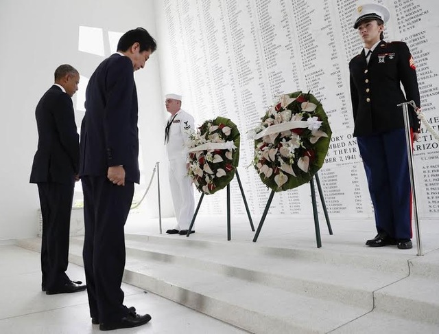 Thủ tướng Nhật Abe "ghi điểm" sau chuyến thăm Trân Châu Cảng - 1
Thủ tướng Abe và Tổng thống Obama thăm Trân Châu cảng. (Ảnh: AP)