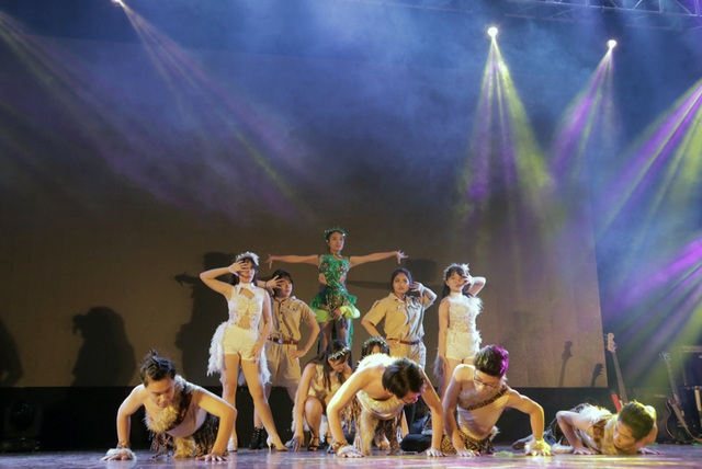 Nữ sinh thế hệ 2k khoe tài chơi nhạc dân tộc điêu luyện - 5
Nhóm nhảy HDC đến từ CLB dance sport của trường trình diễn tài năng khiêu vũ thể thao với bài thi được biên đạo từ câu chuyện về những chú vẹt Rio