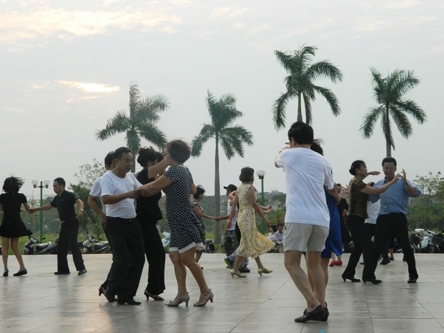 Sáng nào cũng vậy, cứ khoảng 5h30, một góc khu đô thị thuộc quận Long Biên lại rộn ràng tiếng nhạc. Nơi đây là không gian sinh hoạt của câu lạc bộ khiêu vũ thể thao dành cho người cao tuổi.