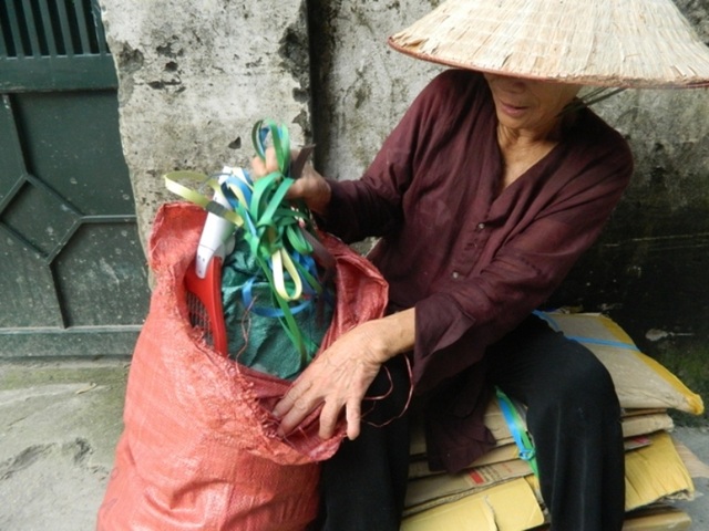 Mang Trung thu sưởi ấm những mảnh đời bất hạnh - 2 Toàn bộ “tài sản” của bà Nhâm