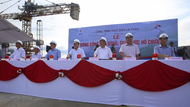 Thủy điện Lai Châu: Dấu son trong hành trình trị thủy sông Đà - 4 Sau hơn 4 năm thi công, ngày 20/6/2015, Hội đồng nghiệm thu Nhà nước đã nghiệm thu hoàn thành công tác xây dựng các hạng mục công trình phục vụ đóng cống dẫn dòng để tích nước hồ chứa.