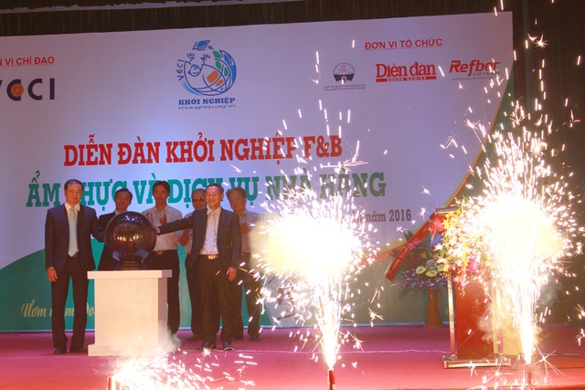 Muốn khởi nghiệp thành công thì cần phải đam mê - 1 Ông Nguyễn Hữu Kiên - GĐ công ty Refber Việt Nam và ông Nguyễn Văn Nam - đại diện Nhà trường cùng các đại biểu Ra mắt Chương trình đào tạo Quản lý nhà hàng.
