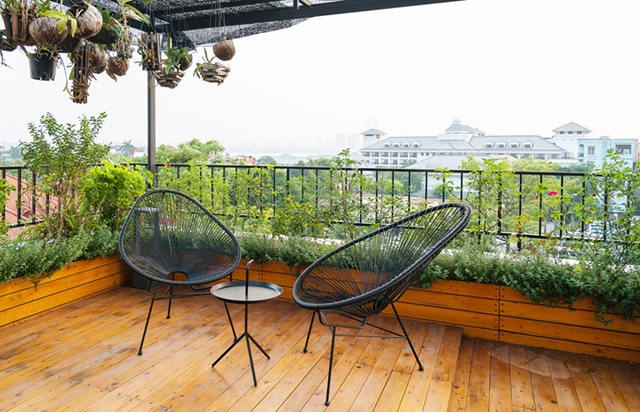Cải tạo nhà 55m2 tù túng ở Hà Nội thành không gian cao cấp - 15
Tầng mái với phòng thờ nhìn ra sân thượng được bố trí sàn gỗ ngoài trời kết hợp giàn cây xanh, tạo ra không gian xanh thư giãn trên mái./.