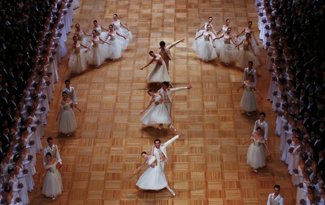 Áo: Các vũ công ba lê biểu diễn trong lễ khai mạc Vũ hội Opera ở Vienna, Áo ngày 4/2.