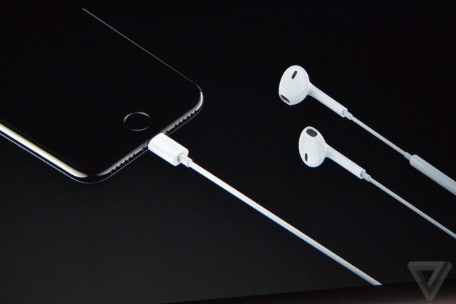 
Bỏ giắc cắm tai nghe 3.5mm trên bộ đôi iPhone mới là một quyết định mạo hiểm của Apple, nhưng cũng mang lại nhiều lợi ích.
