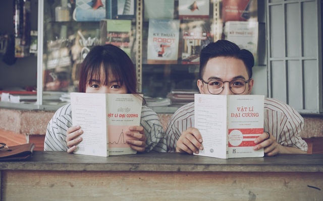 Bộ ảnh hoài cổ mừng 60 năm sinh nhật trường của sinh viên Bách khoa - 1
Phí Linh và Nguyễn Đức Huy là sinh viên của Viện Đào tạo cơ khí trường ĐH Bách khoa. Đức Huy cho biết gia đình bạn có truyền thống học các ngành nghề về kĩ thuật, và có nhiều người đi trước đã theo học ĐH Bách khoa nên từ lâu, “tinh thần Bách khoa” đã ngấm vào con người bạn.