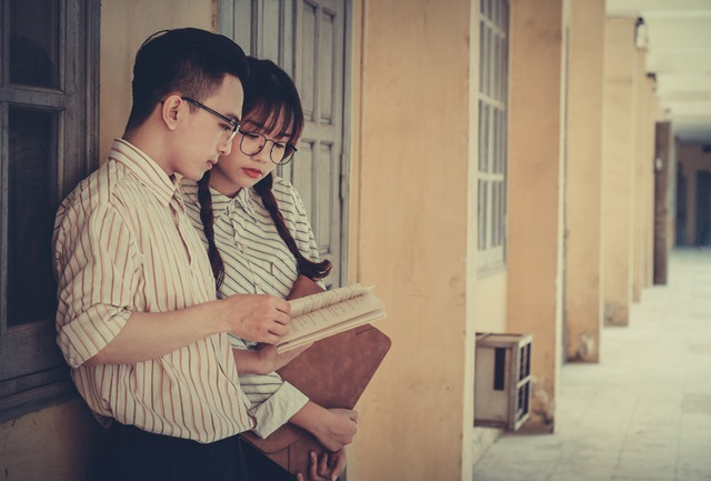 Bộ ảnh hoài cổ mừng 60 năm sinh nhật trường của sinh viên Bách khoa - 3
Bộ ảnh mô phỏng một câu chuyện tình lãng mạn của những sinh viên đang ngồi trên giảng đường, họ nảy sinh tình cảm từ những lần ôn bài, truy bài, những ngày học thi căng thẳng